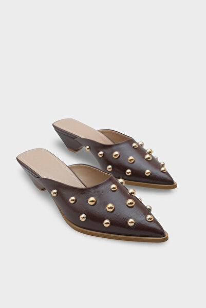 Capone Outfitters Meredith Pointed Toe Closed Toe Women's Slippers with Metal Accessories