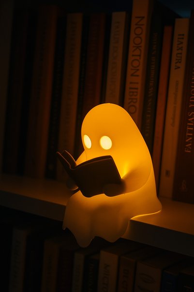 Filkorium3D Kitap Okuyan Sevimli Hayalet Lamba - Baskı Pilli LED Kitaplık Raf Dekoru Gece Lambası - Mum dahil