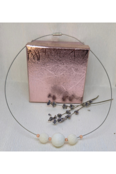 Amma Design Colier lucrat manual pe sârmă de silicon, decorat cu trei pietre semiprețioase de agat alb