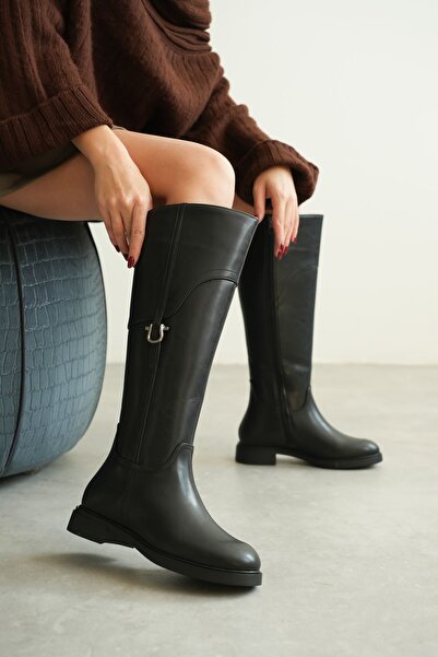 MODAADAM Černé kožené dámské boty - plochá podrážka a detail přezky