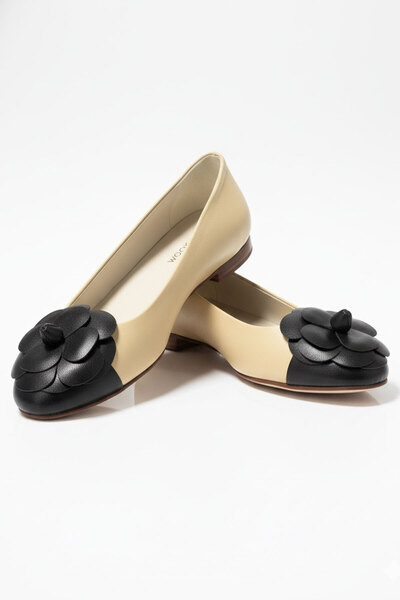 Deriderim Beige Leather Ballerinas with Flower Detail