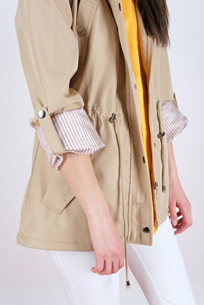 Spazio Goudot Kapüşonlu Mevsimlik Parka – Beli Büzgülü, Çıtçıt Detaylı CAMEL