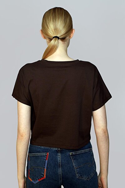 Lee Cooper Γυναικείο μπλουζάκι Casey 100% βαμβακερό με λαιμόκοψη σε καφέ χρώμα