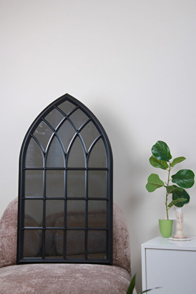 Generic An elegant mirror with a luxurious frame adds a touch of sophistication to any space. 92 x 51 cm