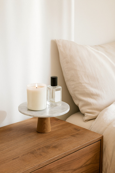 MARIA HOMES حامل ديكور من الرخام الأبيض – قاعدة عرض دائرية بقاعدة خشبية