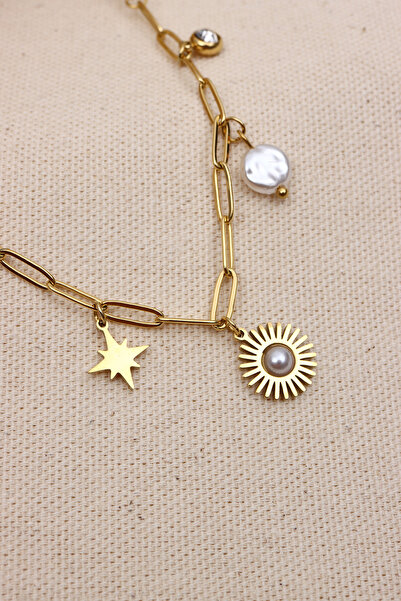 LA PERRY ACCESSORIES قلادة من الفولاذ الذهبي بتفاصيل اللؤلؤ على شكل الشمس