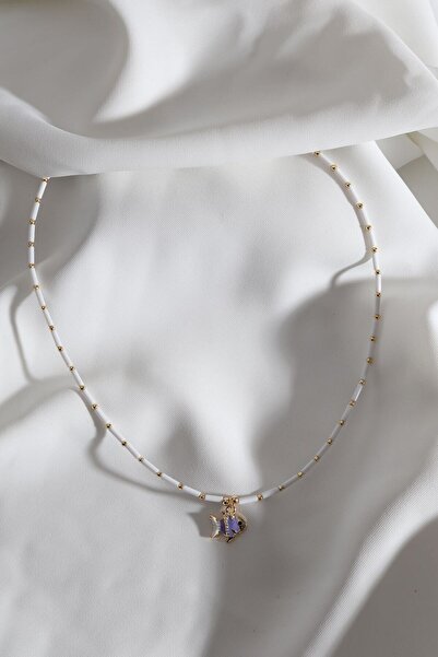 LA PERRY ACCESSORIES قلادة على شكل سمكة مطلية باللون الأرجواني مع خرز أبيض