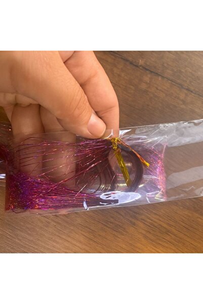 YASEMİN KAPLAN مشبك شعر أحمر لامع – موديل لامع وبراق