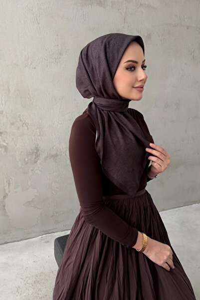 Byedauzunlar وشاح حريري من موديل نيفا بني داكن