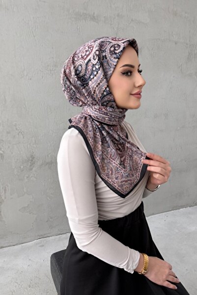 Byedauzunlar وشاح حريري من موديل يارين باللون الأسود والبودرة