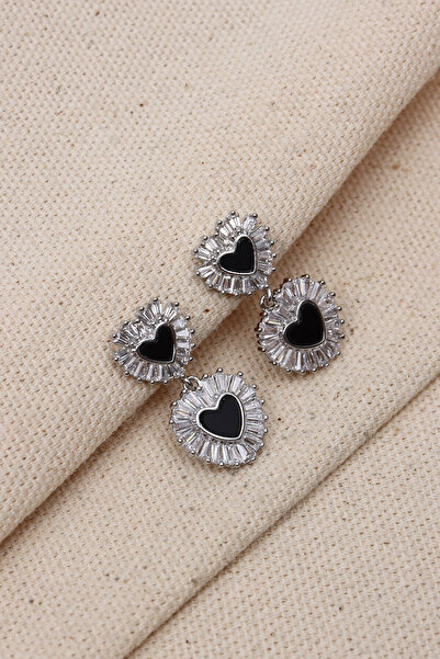 LA PERRY ACCESSORIES أقراط فضية اللون على شكل قلب من المينا الأسود مع حجر شبه...