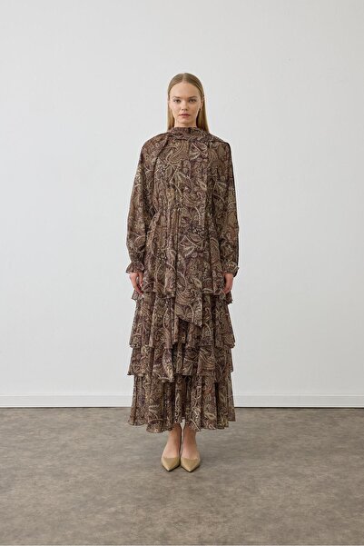 TERZİ DÜKKANI ŞAL DESENLİ ŞİFON KAT KAT ELBİSE KAHVE