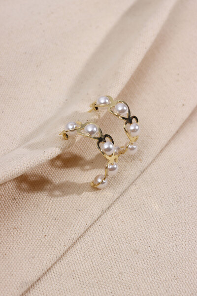 LA PERRY ACCESSORIES أقراط دائرية ذهبية اللون بتصميم قلب مع تفاصيل من اللؤلؤ