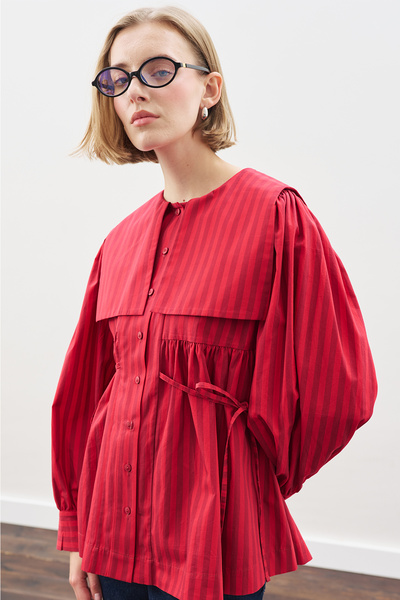 Manuka GENİŞ YAKALI KUŞAKLI GÖMLEK KIRMIZI ÇİZGİLİ