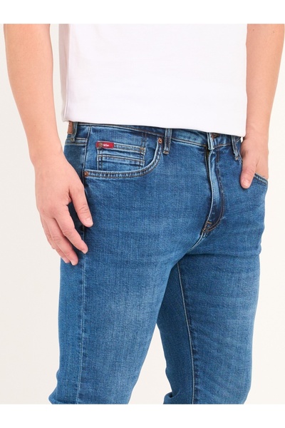 Lee Cooper Men's straight jeans with a slightly faded look