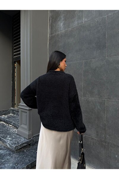 LE CARAMBOLE Women's Black Crew Neck Oversized Beard Knitwear Sweater