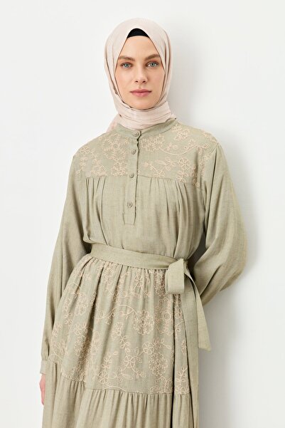 Nihan Nakış Detaylı Eteği Büzgülü Keten Elbise Haki
