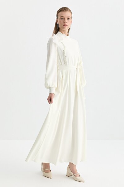 Nihan Yakası Çiçek ve Taş Aksesuarlı Elbise Ekru