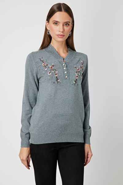 ON V Yaka Çiçek İşlemeli Triko Kazak