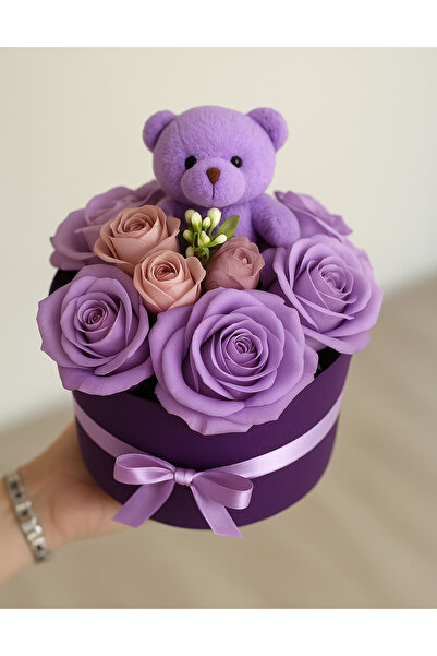 marimari Silindr Hediye kutusunda Kadife mor güller ve peluş ayıcık sevgiliye...