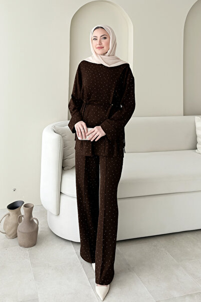 RFK Butik طقم نسائي مكون من قطعتين مع بنطلون بتفاصيل حجرية على الخصر - بني