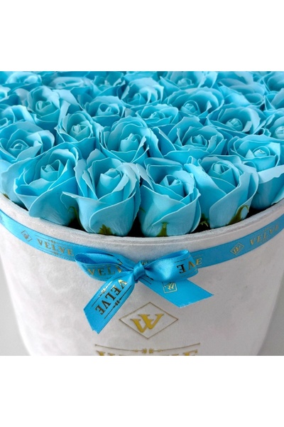 velve Aranjament Floral Majestic Albastru deschis, cu trandafiri din sapun, in cutie alba de catifea