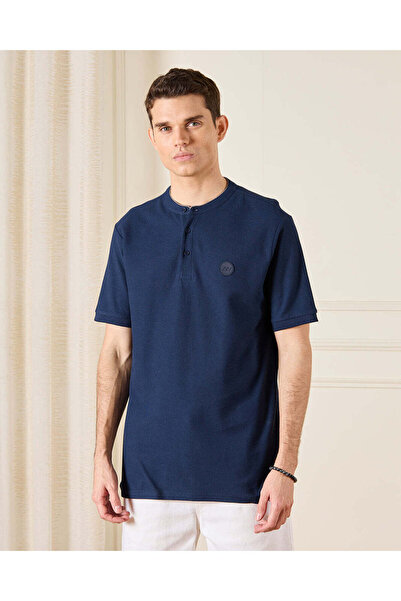 REDTAG قميص بولو رجالي مطرز باللون الأزرق البحري