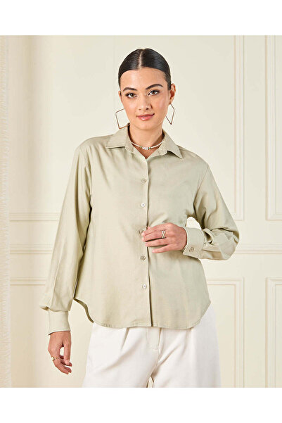 REDTAG بلوزة نسائية بيج بأزرار وياقة