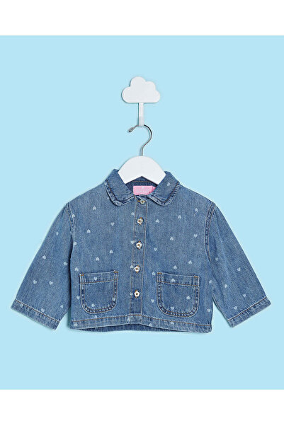 REDTAG بلوزة جينز زرقاء بأزرار أمامية للبنات الصغار مطبوعة بقلب بالكامل