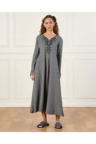 REDTAG قميص نوم ماكسي مطرز باللون الأسود للفتيات الكبيرات