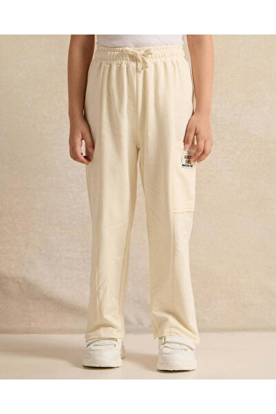 REDTAG بنطلون رياضي أصفر للبنات، مقطوع ومخيط