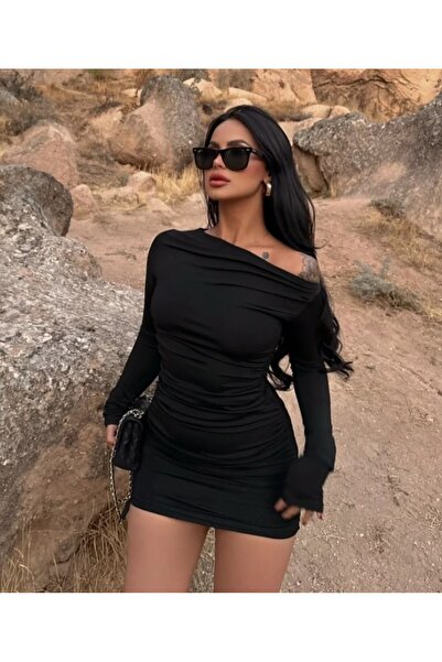 Boutiquality فستان قصير بأكمام طويلة مكشوف الكتف الواحد من قماش دالجيت