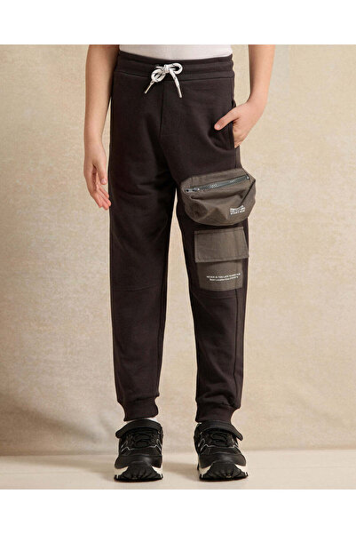 REDTAG بنطال جيب جانبي كبير بجيوب باللون الفحمي للأولاد