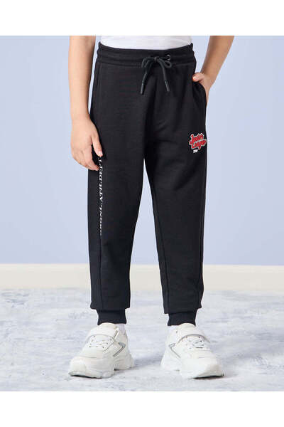 REDTAG بنطال رياضي مطبوع باللون الأسود للأولاد