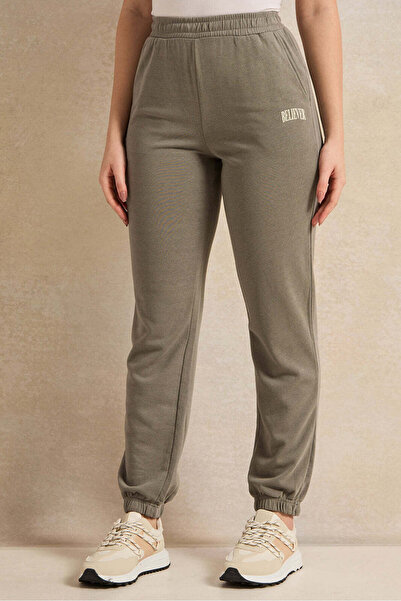 REDTAG بنطلون رياضي نسائي مضلع باللون الأخضر