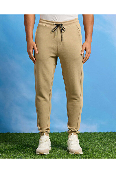 REDTAG بنطال رياضي عثماني مضلع للرجال باللون البيج