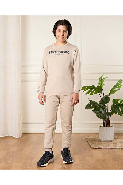 REDTAG طقم بنطال رياضي مطبوع باللون البيج للأولاد الكبار (قطعتين)