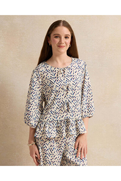 REDTAG بلوزة بفيونكة أمامية بطبعة زهور بيضاء وزرقاء للفتيات في المرحلة الثانوية