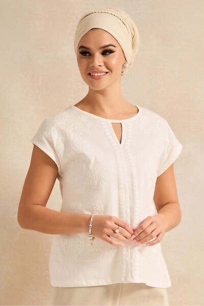 REDTAG بلوزة نسائية بيضاء مطبوع بتفاصيل اللوحة الأمامية