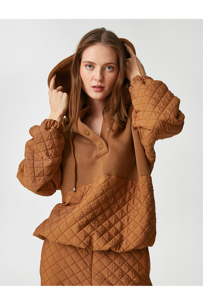 Koton X شاهيكا إركشين - سويت شيرت بغطاء رأس بتفاصيل مبطنة