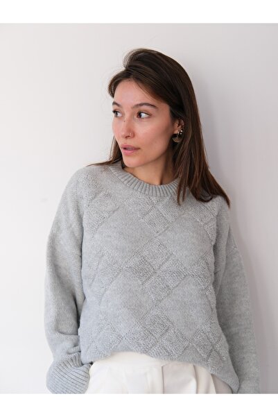 Gülçin Coşkun Crew Neck Diamond Pattern Plush Detailed Loose Thick Knit Sweater