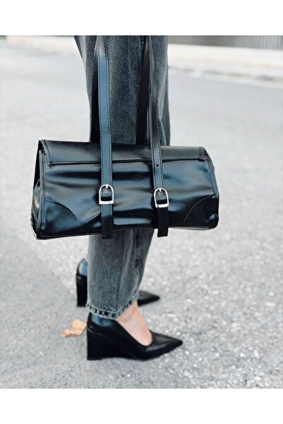 I Love Shoes حقيبة لاريتا فينتاج باجيت جلد أسود غير لامع