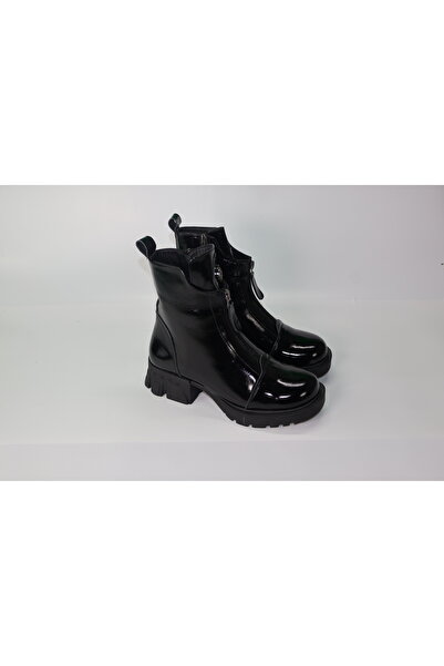 Moli Siyah Rugan Görünümlü Ön Fermuarlı Bot | Metal Tokalı Parlak Postal | Bağcıksız Kalın Taban