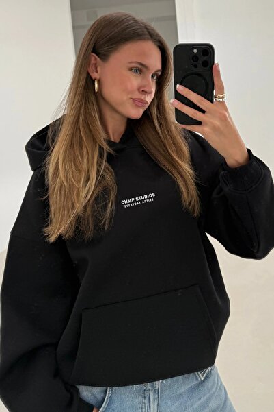 The Champ Clothing Γυναικείο φούτερ oversized με κουκούλα CHMP STUDIOS Μαύρο – με κουκούλα , 3 νήματα φλις, τσέπη καγκουρό