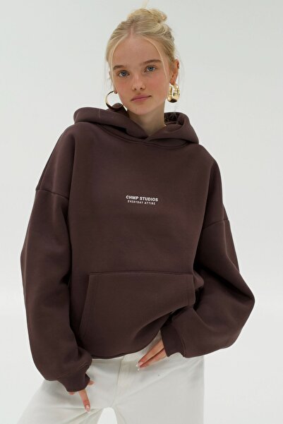 The Champ Clothing Γυναικείο φούτερ oversized με κουκούλα CHMP SUDIOS καφέ – με κουκούλα , 3 κλωστές , τσέπη καγκουρό