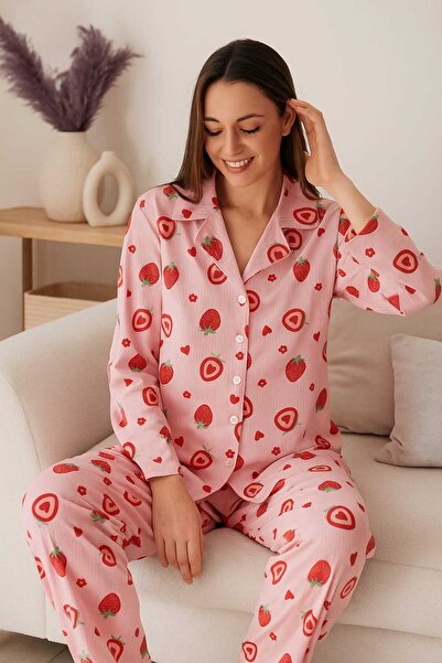 Tenra Kadın Pijama Takımı Boydan Düğmeli Raporlu Kumaş Milan Çilek Desenli