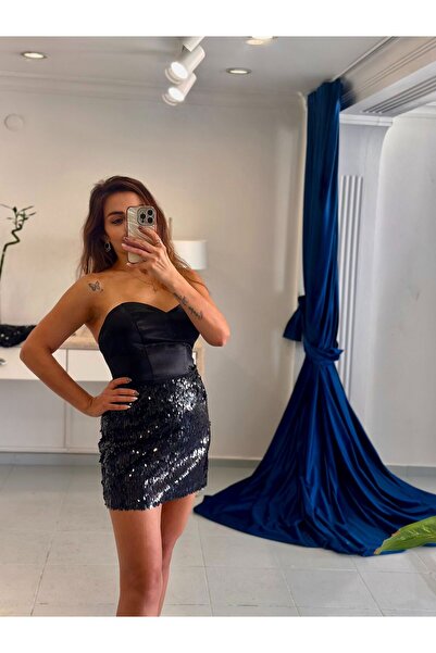 Derya Akyol تنورة قصيرة مطرزة بالترتر