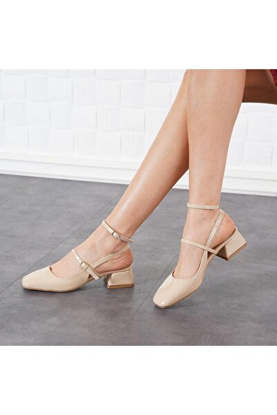 Nanis shoes حذاء نسائي من الجلد اللامع من Sorelis مفتوح من الخلف بمقدمة مربعة...