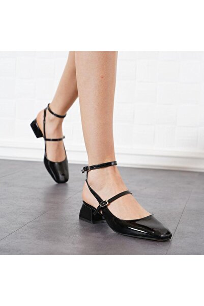 Nanis shoes حذاء نسائي من الجلد اللامع من Sorelis مفتوح من الخلف بمقدمة مربعة...