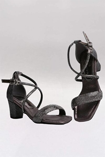 Mojo Bebek حذاء بناتي بكعب لامع ورباط متقاطع K61 بلاتينيوم